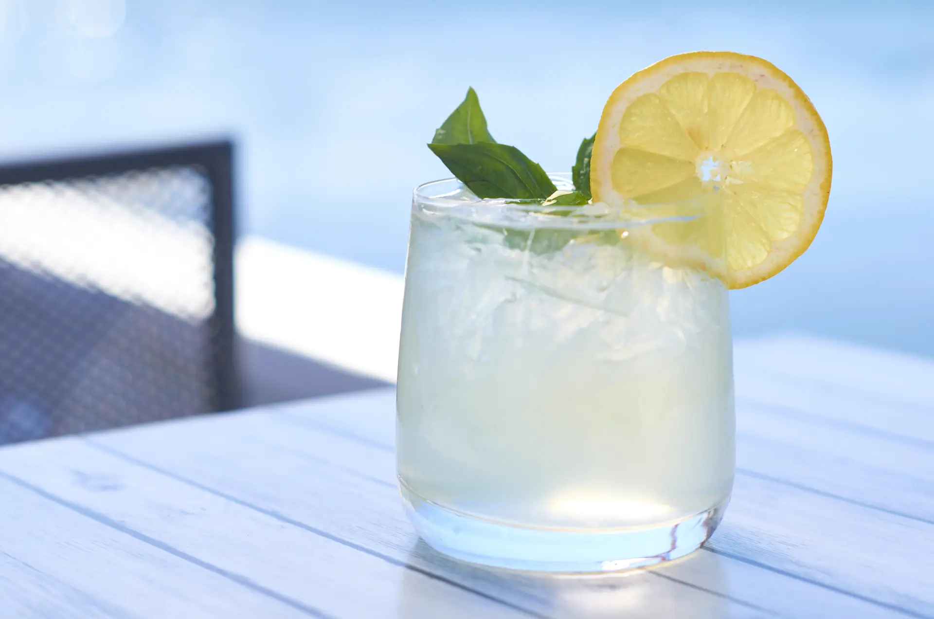 Un limoncello tonic glacé, une rondelle de citron et de la menthe