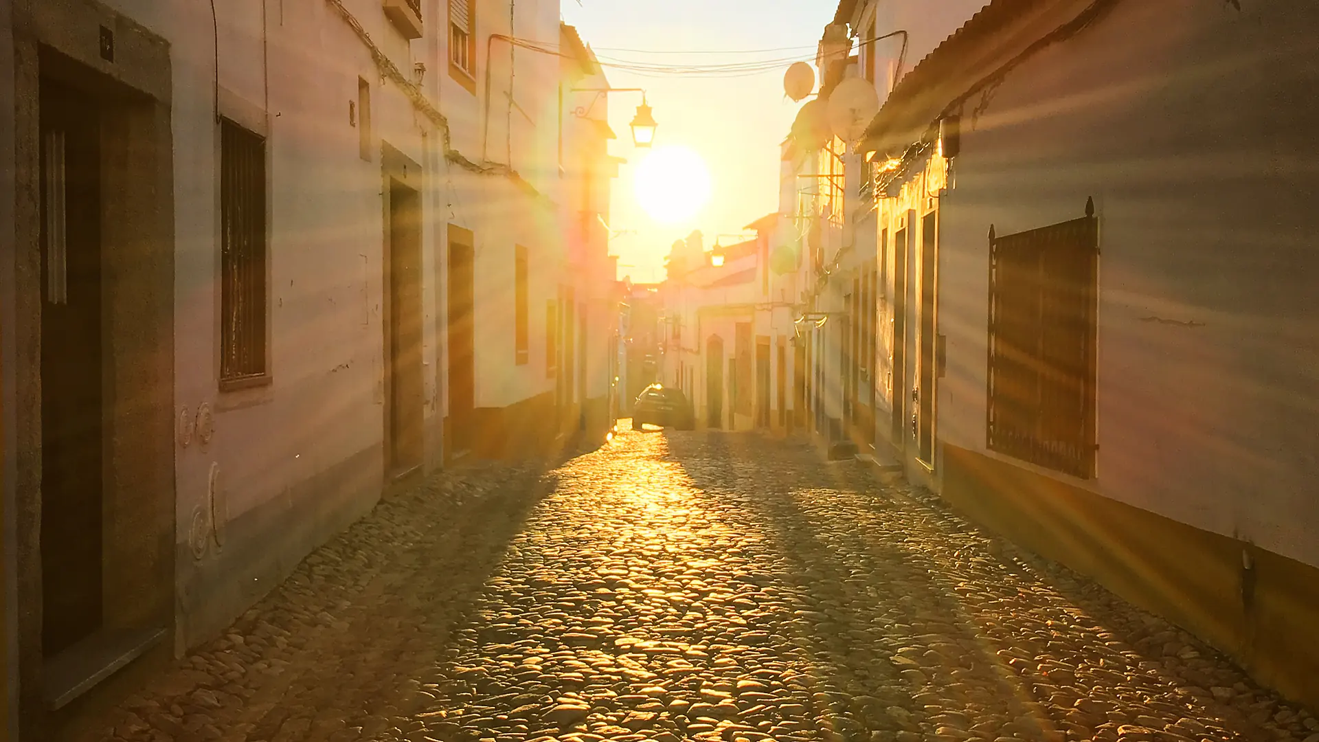 Une ruelle pavée du Vieux-Nice au soleil couchant