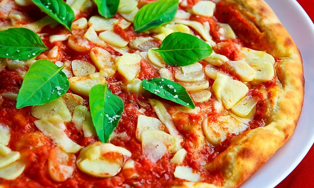 Nos pizzas et nos antipasti : la Marinara à l’ail et au basilic, l’Ortolana aux légumes rôtis, une part de Pomodorini e olive, le tagliere de salumi, le pain grillé de la bruschetta