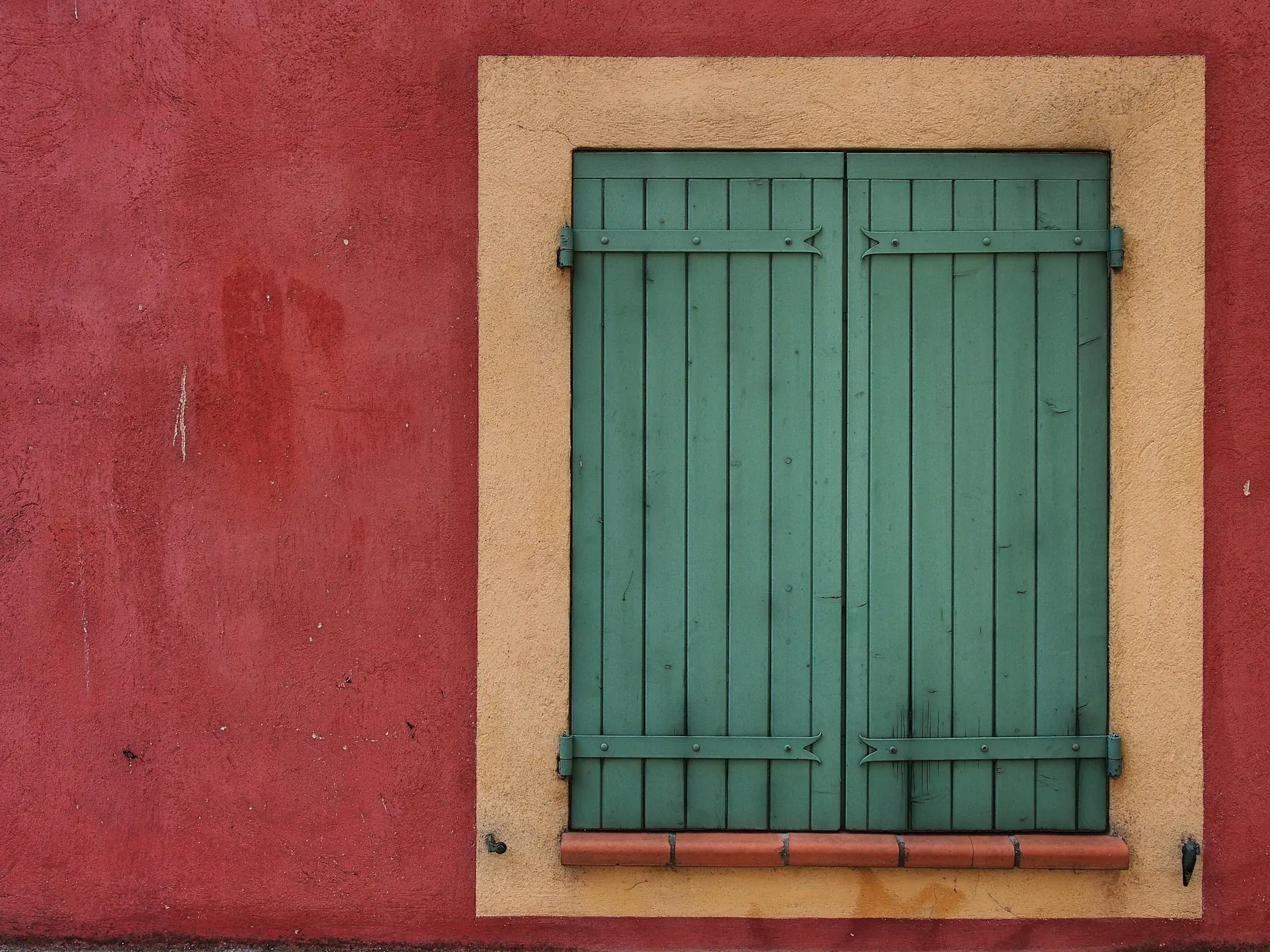 Le Vieux-Nice et la maison : des volets verts sur un mur ocre, les lampes de cuivre sous les poutres, les cagettes du cours Saleya, un citronnier de Menton, une jardinière sous des volets bleus
