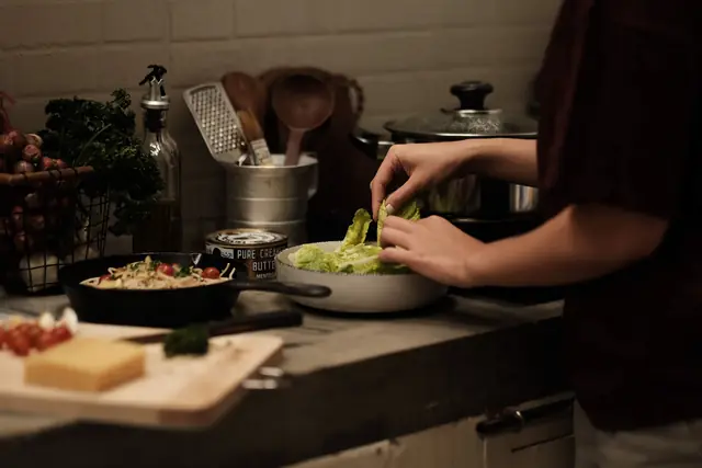 La scarole lavée et effeuillée en cuisine — Agrandir