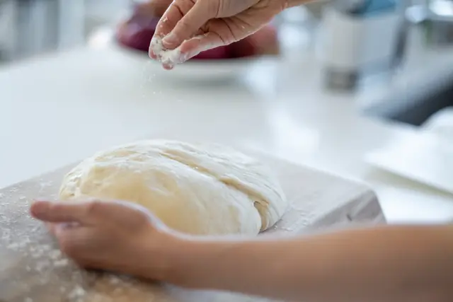 Un nuage de farine sur la pâte du matin — Agrandir