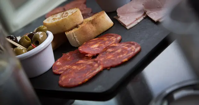 Le tagliere : salami, jambon, olives, pain du four — Agrandir