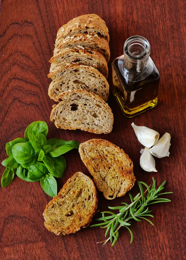 Pain grillé, ail, basilic et romarin pour la bruschetta — Agrandir