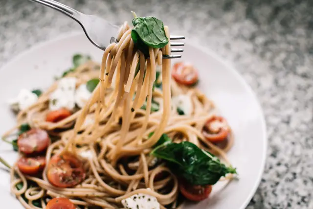 Les spaghetti al pomodoro, enroulés à la fourchette — Agrandir