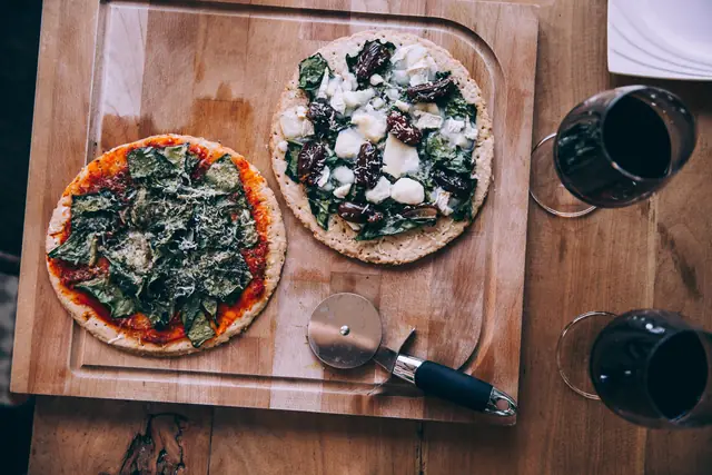 Une pizza rouge, une blanche et deux verres d’Aglianico — Agrandir