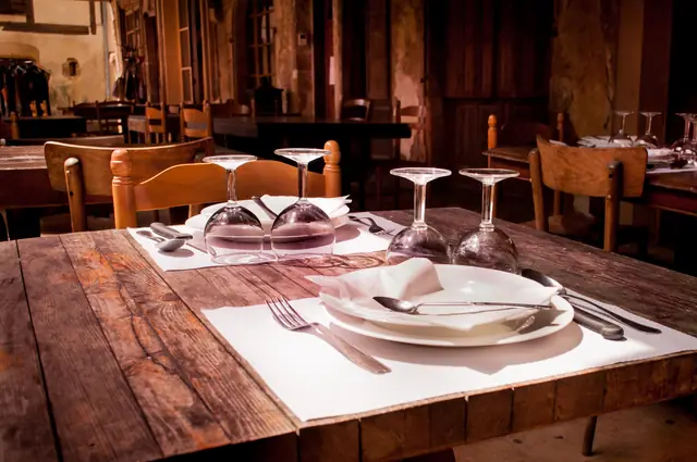 Une table dressée avant l’ouverture — Agrandir