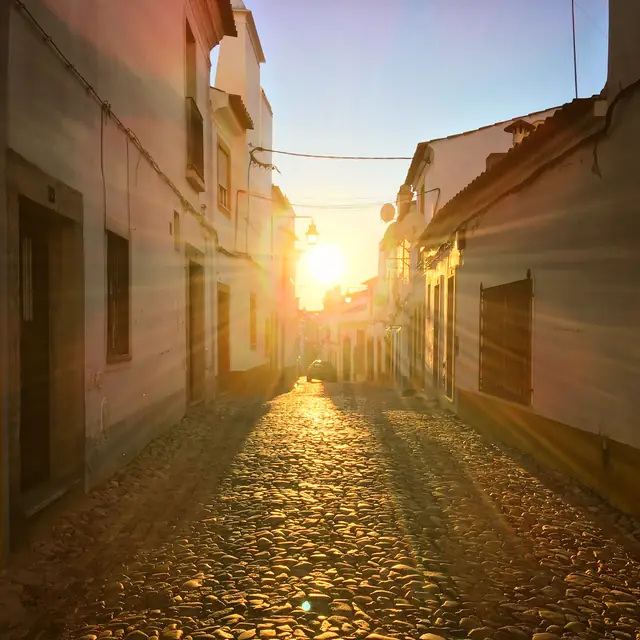 Le soleil couchant au bout de la ruelle — Agrandir