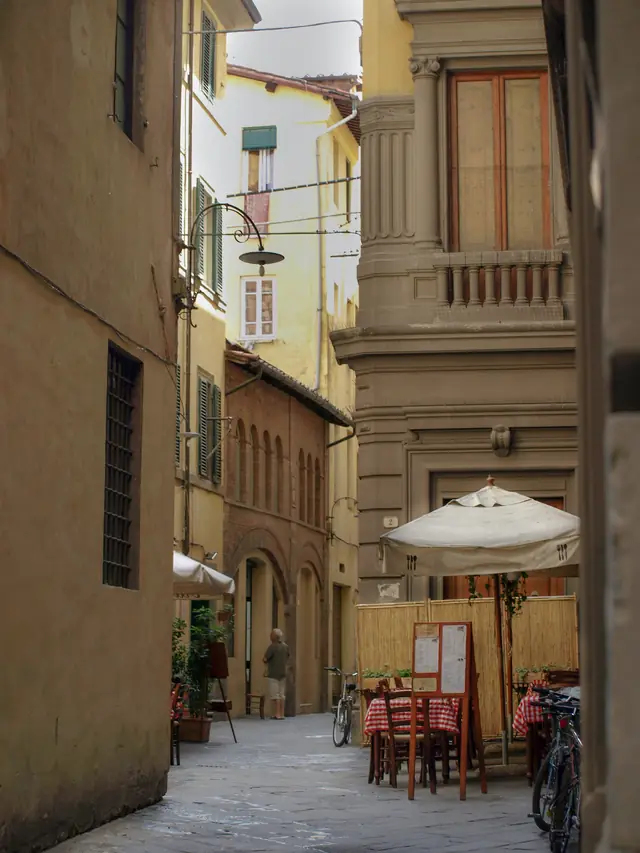 Une ruelle du Vieux-Nice à l’heure du déjeuner — Agrandir