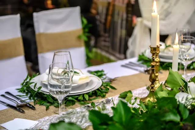 La grande table dressée pour une soirée privée — Agrandir