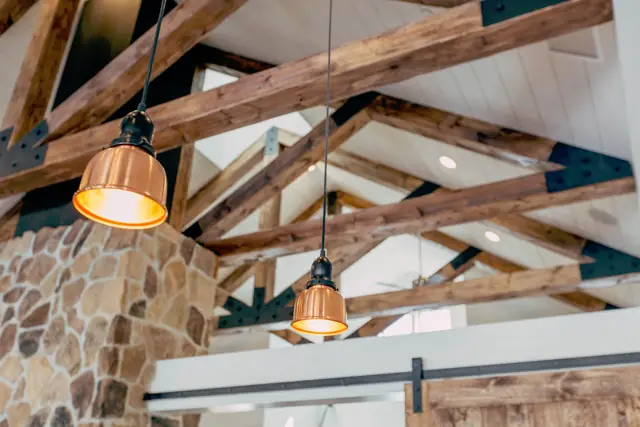 Les lampes de cuivre sous les poutres — Agrandir