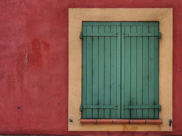 Les volets verts de la rue des Fourniers — Agrandir