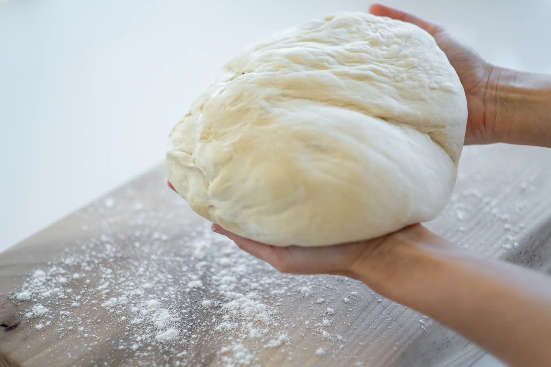 Les mains de Salvatore tiennent une pâte de quarante-huit heures