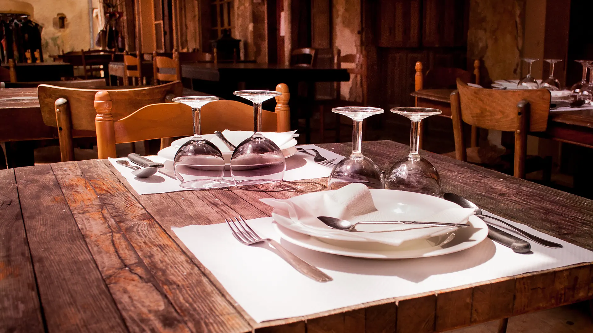 Une table dressée avant le service du soir