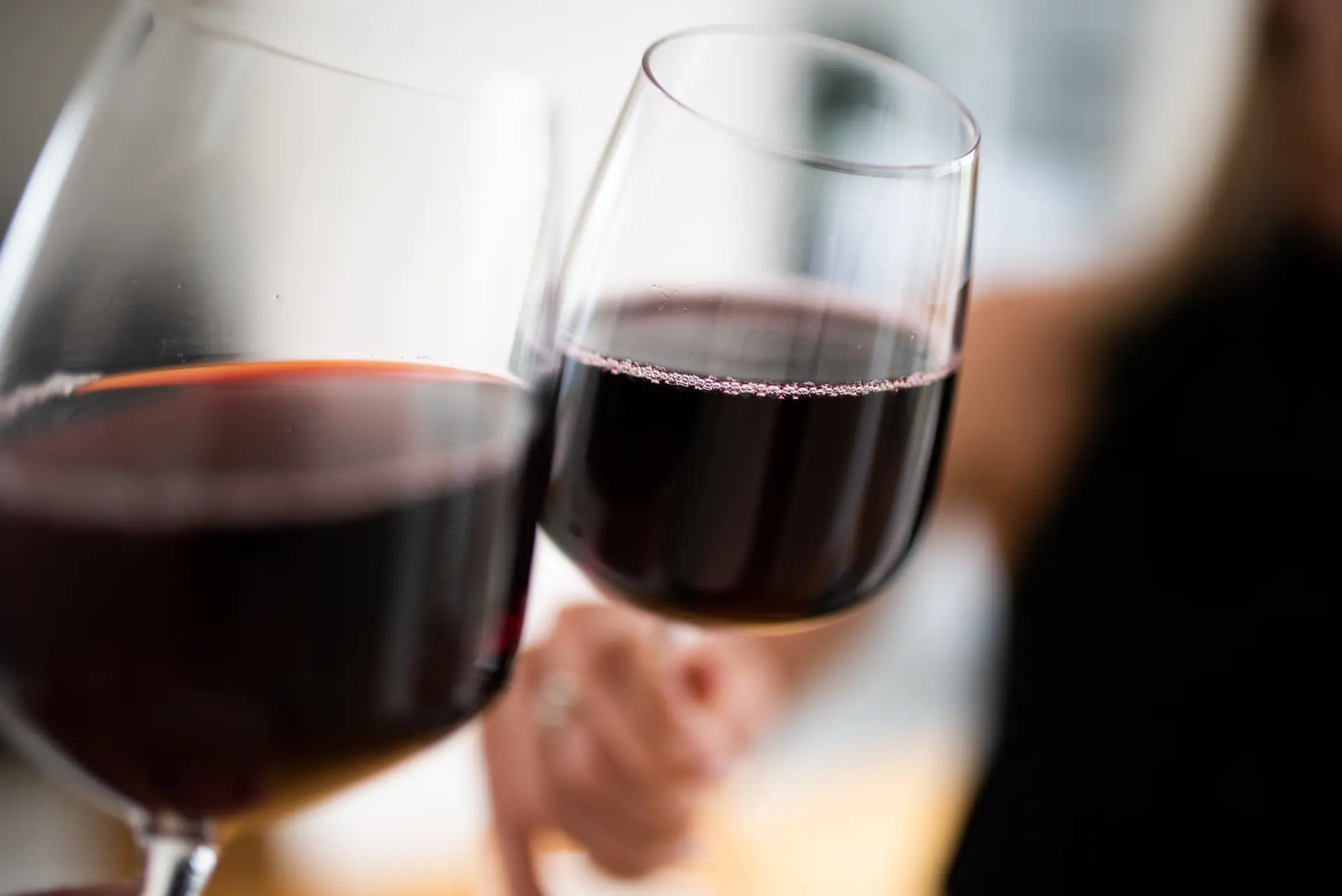 Deux verres de vin rouge qui trinquent